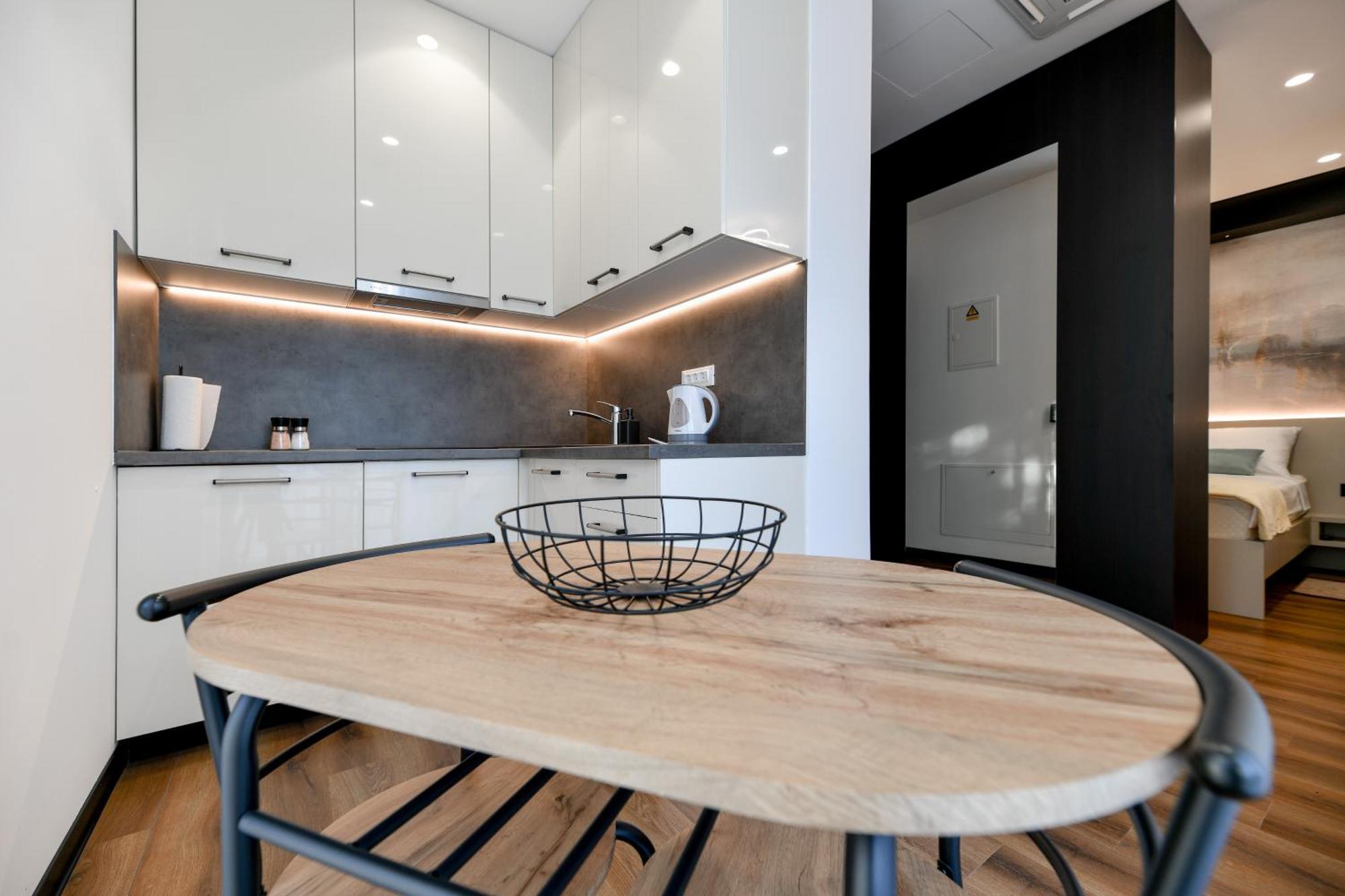 Crowonder Apartments & Rooms Oaza With Heated Swimming Pool And Sauna ตูรันญ์ ภายนอก รูปภาพ